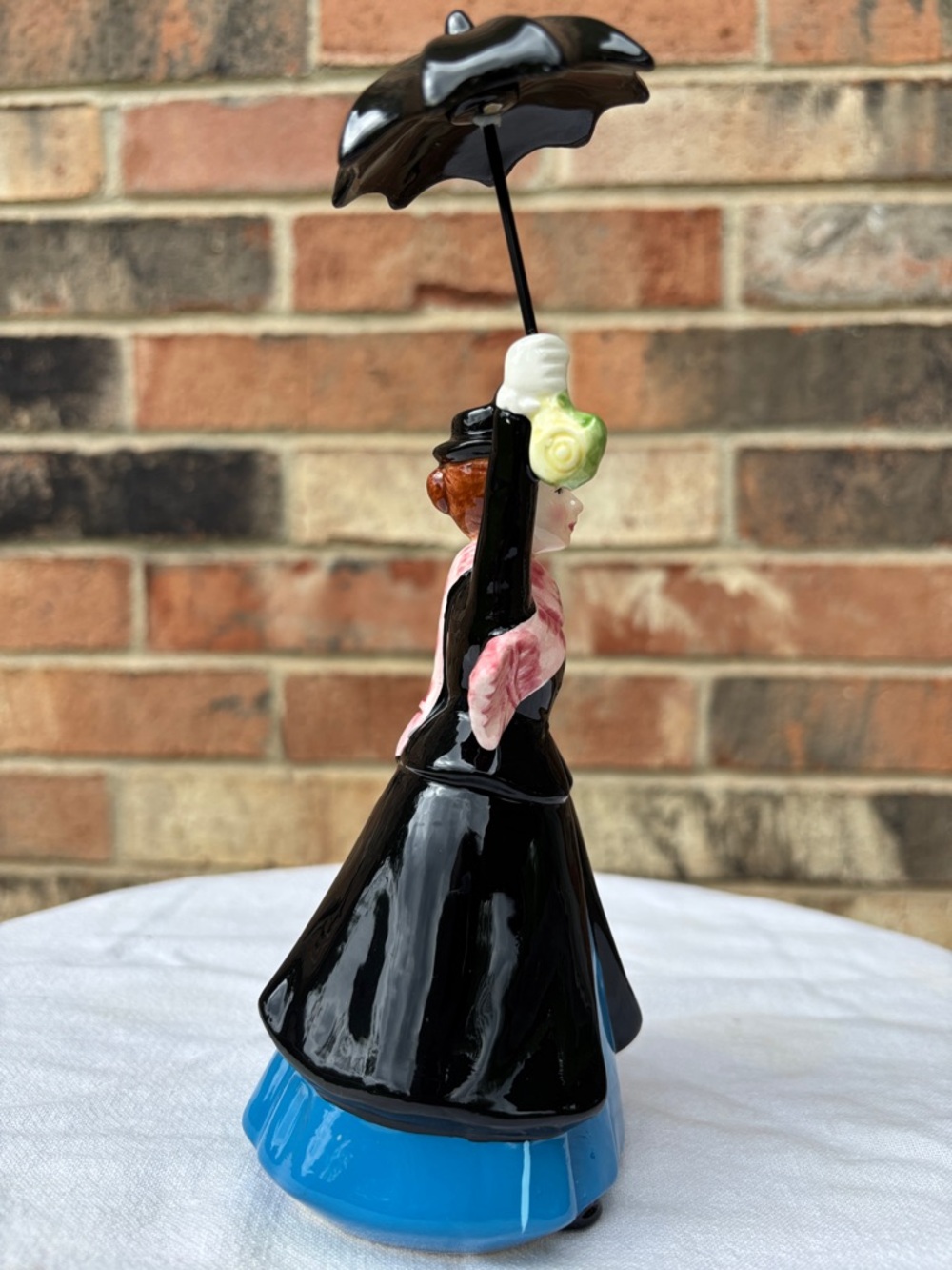 Vintage Mary Poppins with Umbrella Ceramic Figurine - Picture 4 of 6